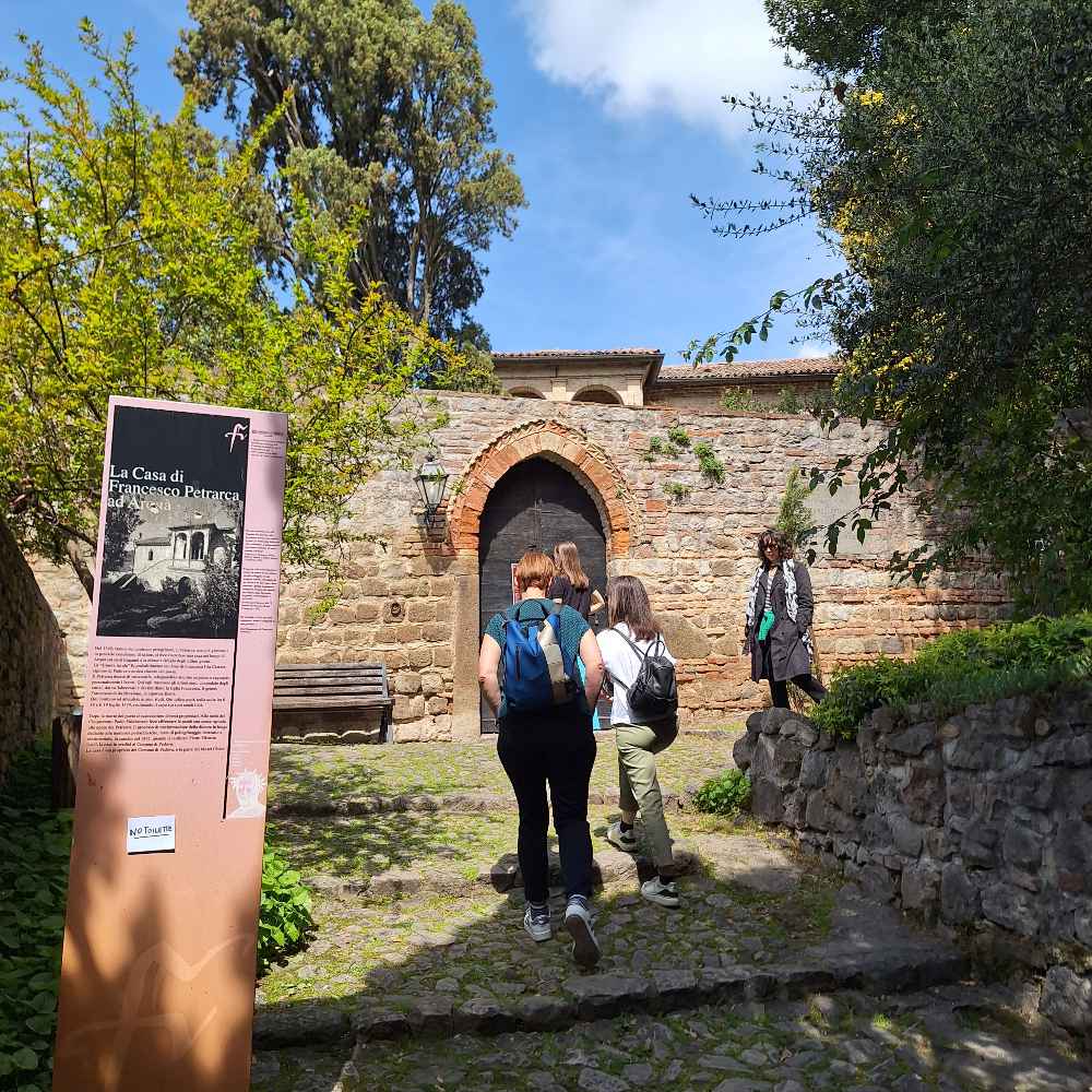 Abbiamo visitato Arquà Petrarca, il villaggio medievale che ospita la sepoltura del poeta, con panorami sui Colli Euganei di grande suggestione. 15