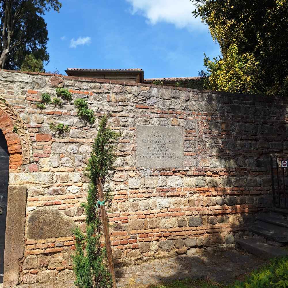 Abbiamo visitato Arquà Petrarca, il villaggio medievale che ospita la sepoltura del poeta, con panorami sui Colli Euganei di grande suggestione. 17