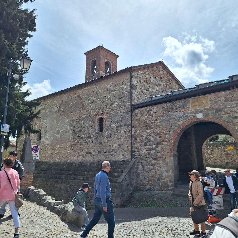 Abbiamo visitato Arquà Petrarca, il villaggio medievale che ospita la sepoltura del poeta, con panorami sui Colli Euganei di grande suggestione. 19