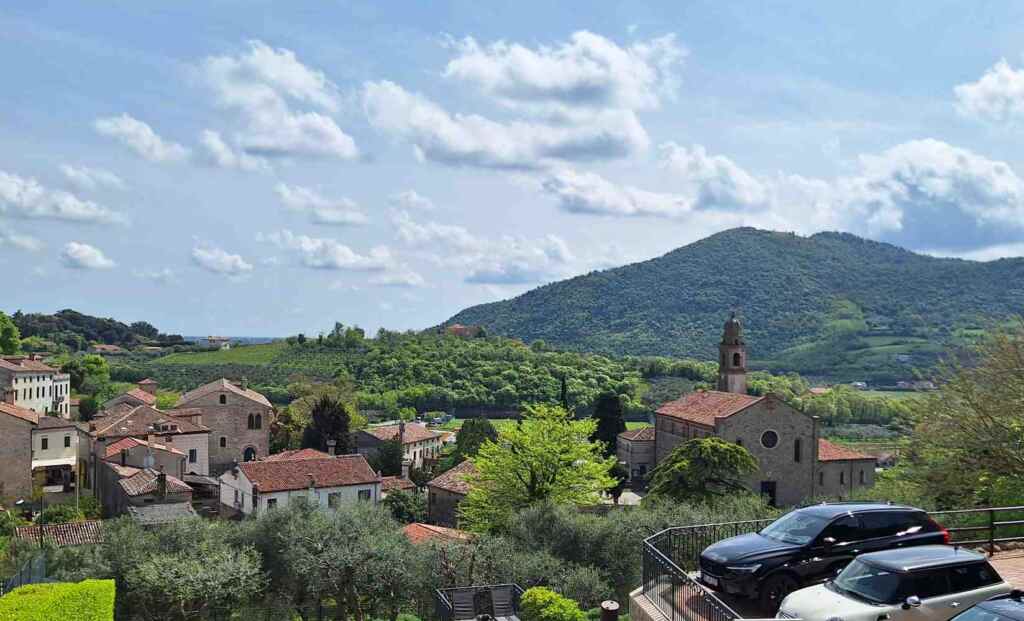 Abbiamo visitato Arquà Petrarca, il villaggio medievale che ospita la sepoltura del poeta, con panorami sui Colli Euganei di grande suggestione. 21