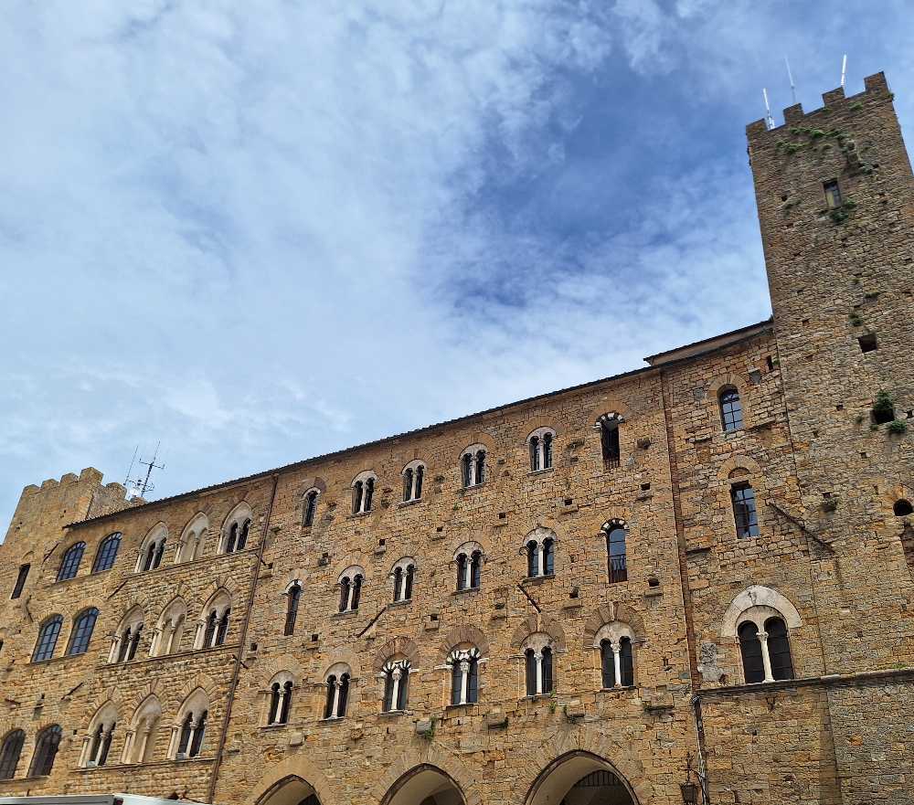 Abbiamo visitato Volterra, la località dei vampiri caratterizzata da tonalità miele e panorami incantevoli sulla campagna toscana. 25