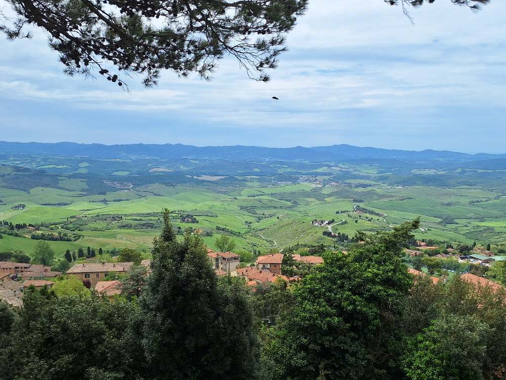 Abbiamo visitato Volterra, la località dei vampiri caratterizzata da tonalità miele e panorami incantevoli sulla campagna toscana. 33