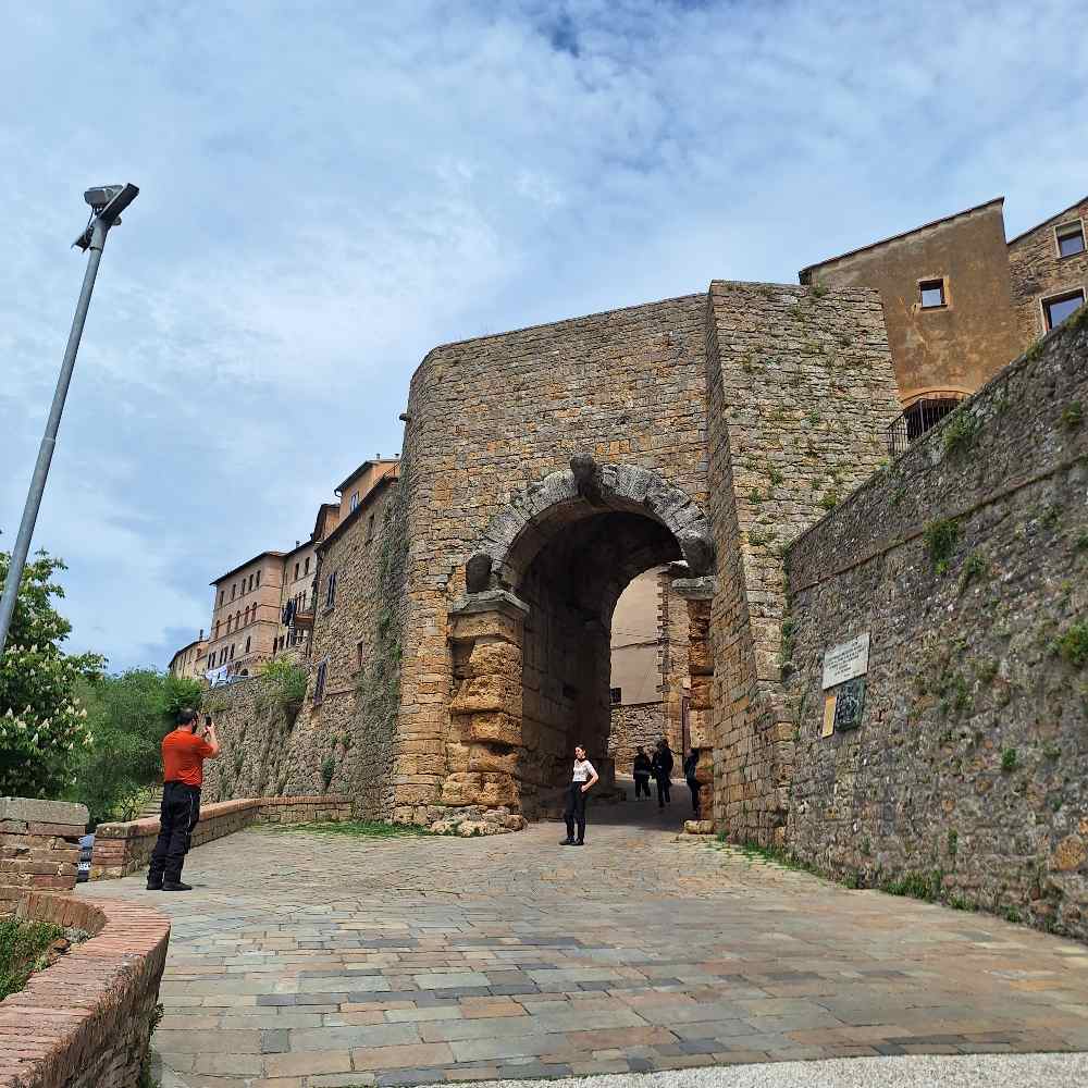 Abbiamo visitato Volterra, la località dei vampiri caratterizzata da tonalità miele e panorami incantevoli sulla campagna toscana. 29
