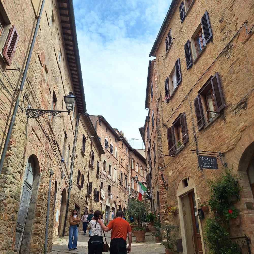 Abbiamo visitato Volterra, la località dei vampiri caratterizzata da tonalità miele e panorami incantevoli sulla campagna toscana. 19