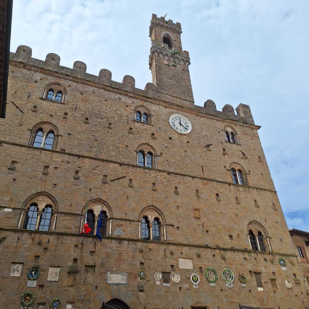 Abbiamo visitato Volterra, la località dei vampiri caratterizzata da tonalità miele e panorami incantevoli sulla campagna toscana. 23