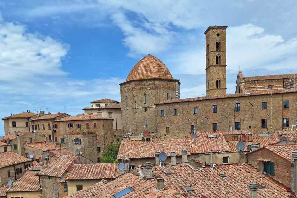 Abbiamo visitato Volterra, la località dei vampiri caratterizzata da tonalità miele e panorami incantevoli sulla campagna toscana. 21