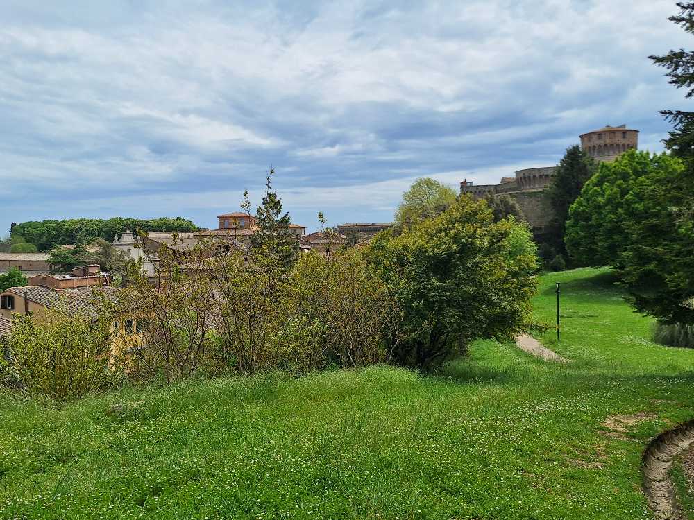 Abbiamo visitato Volterra, la località dei vampiri caratterizzata da tonalità miele e panorami incantevoli sulla campagna toscana. 31