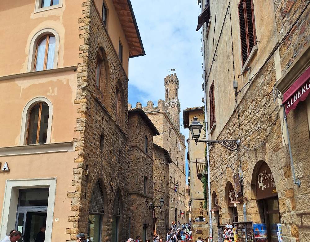 Abbiamo visitato Volterra, la località dei vampiri caratterizzata da tonalità miele e panorami incantevoli sulla campagna toscana. 35