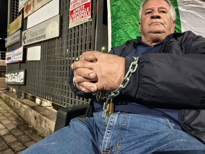 Agropoli, Si Incatena Davanti L’Ospedale Per Farlo Riaprire 3