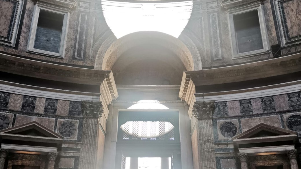 Al Pantheon si ripete il "miracolo della luce", come avveniva ai tempi dell'imperatore: il fenomeno che si manifesta nel giorno del Natale di Roma. 3
