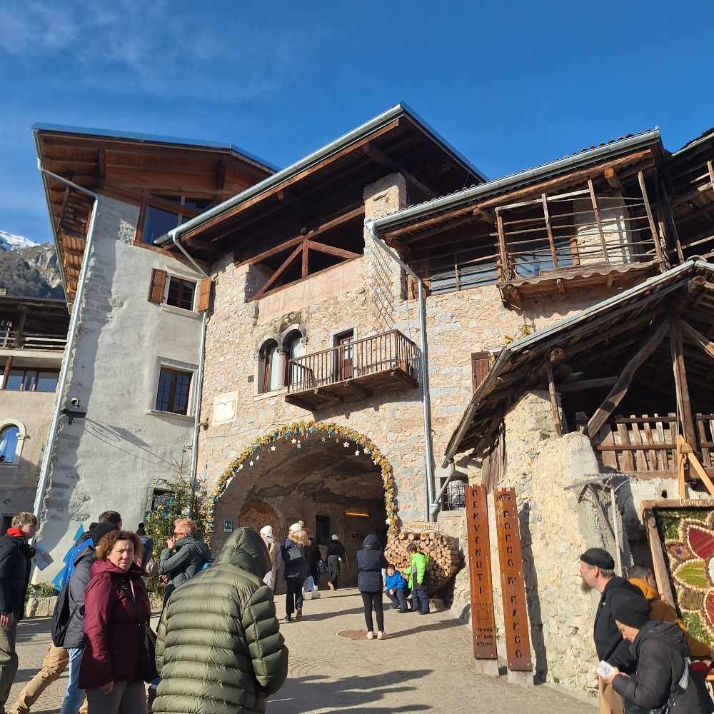 Esploriamo i suggestivi borghi trentini di Rango e Canale di Tenno, inclusa la storia della strega più grande del mondo. 15