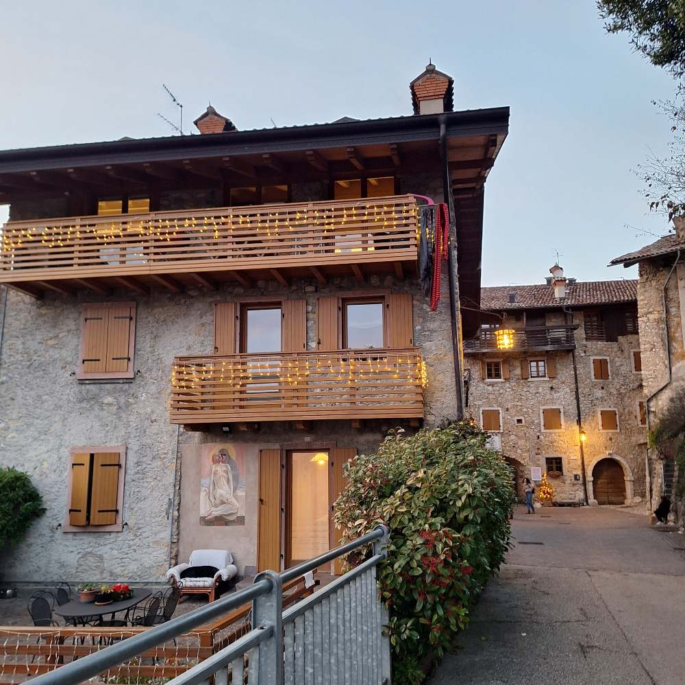 Esploriamo i suggestivi borghi trentini di Rango e Canale di Tenno, inclusa la storia della strega più grande del mondo. 27