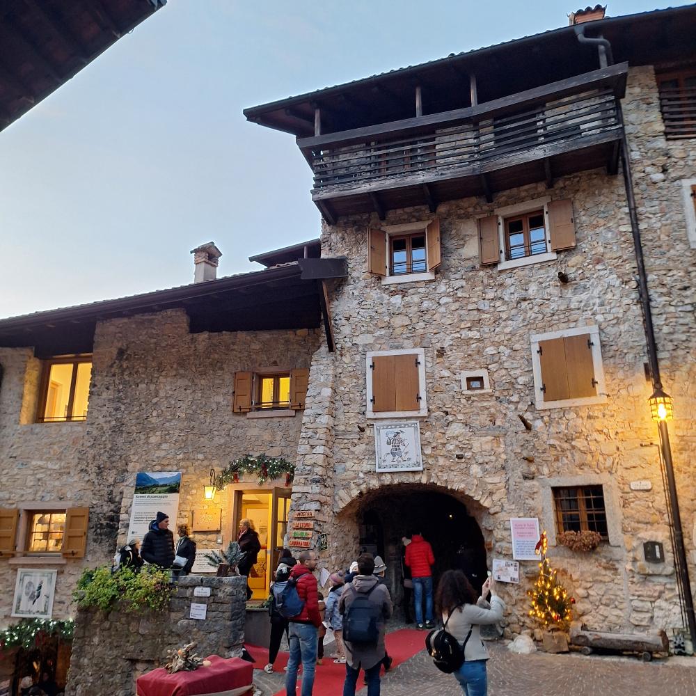 Esploriamo i suggestivi borghi trentini di Rango e Canale di Tenno, inclusa la storia della strega più grande del mondo. 25