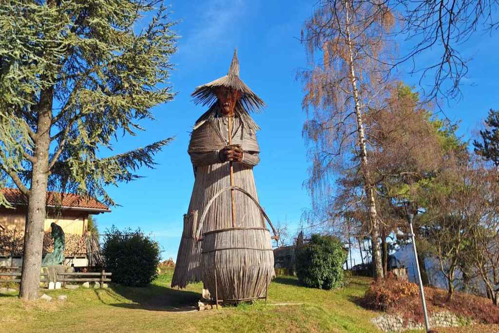 Esploriamo i suggestivi borghi trentini di Rango e Canale di Tenno, inclusa la storia della strega più grande del mondo. 23