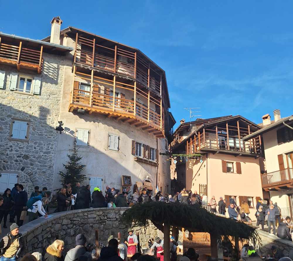 Esploriamo i suggestivi borghi trentini di Rango e Canale di Tenno, inclusa la storia della strega più grande del mondo. 17