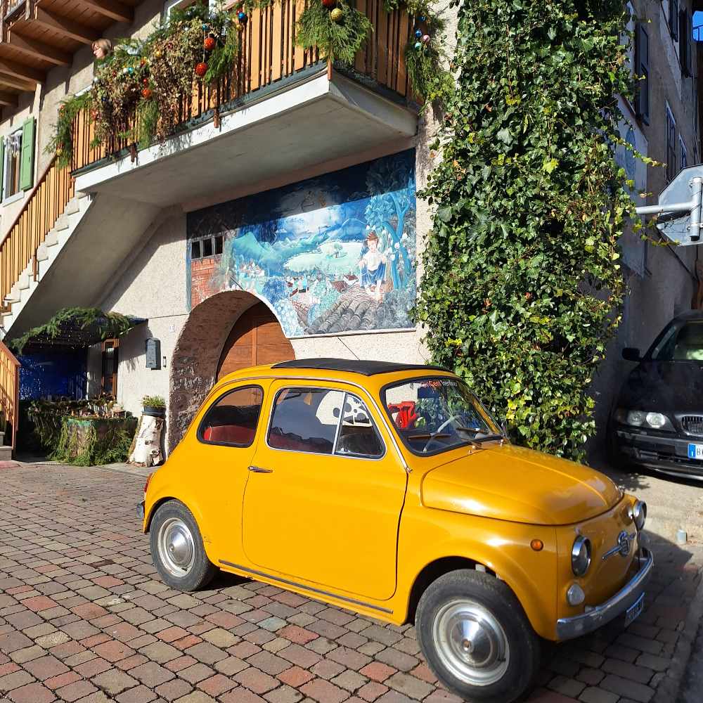 Esploriamo i suggestivi borghi trentini di Rango e Canale di Tenno, inclusa la storia della strega più grande del mondo. 19