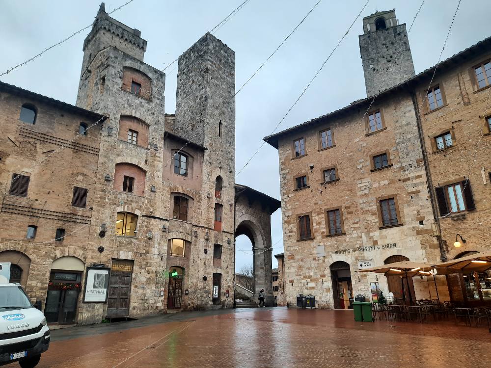 Esploriamo San Gimignano, la celebre città delle 72 torri e della loro storia. 37