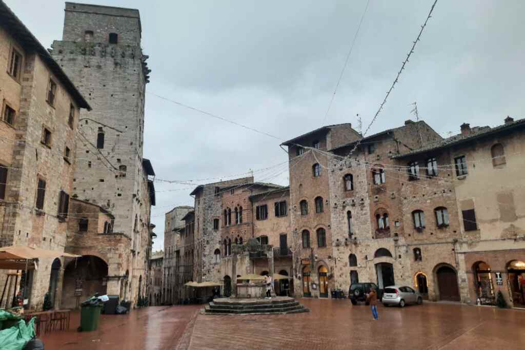 Esploriamo San Gimignano, la celebre città delle 72 torri e della loro storia. 25