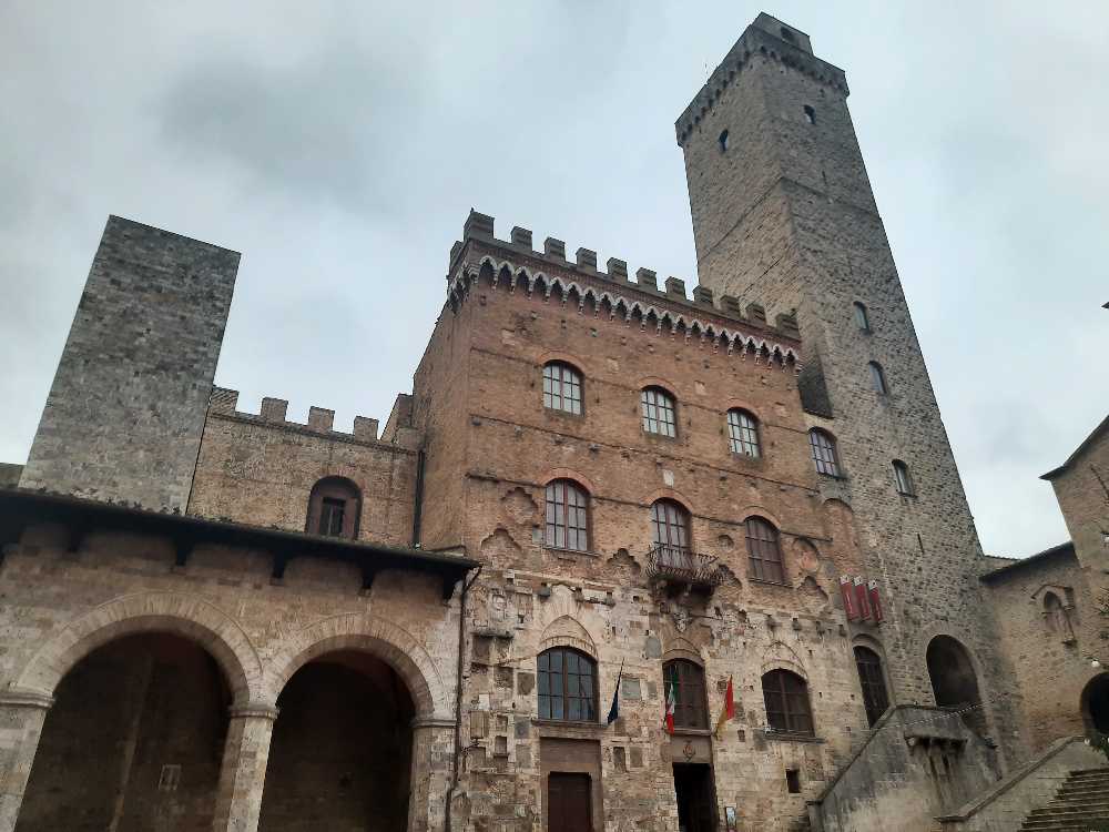 Esploriamo San Gimignano, la celebre città delle 72 torri e della loro storia. 29