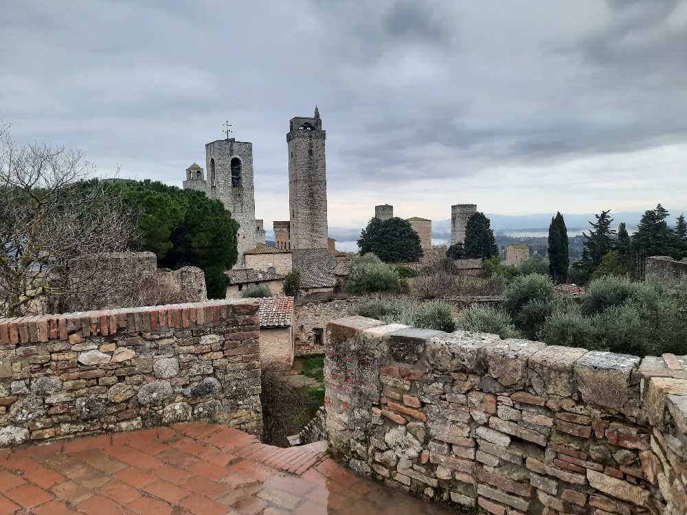 Esploriamo San Gimignano, la celebre città delle 72 torri e della loro storia. 35