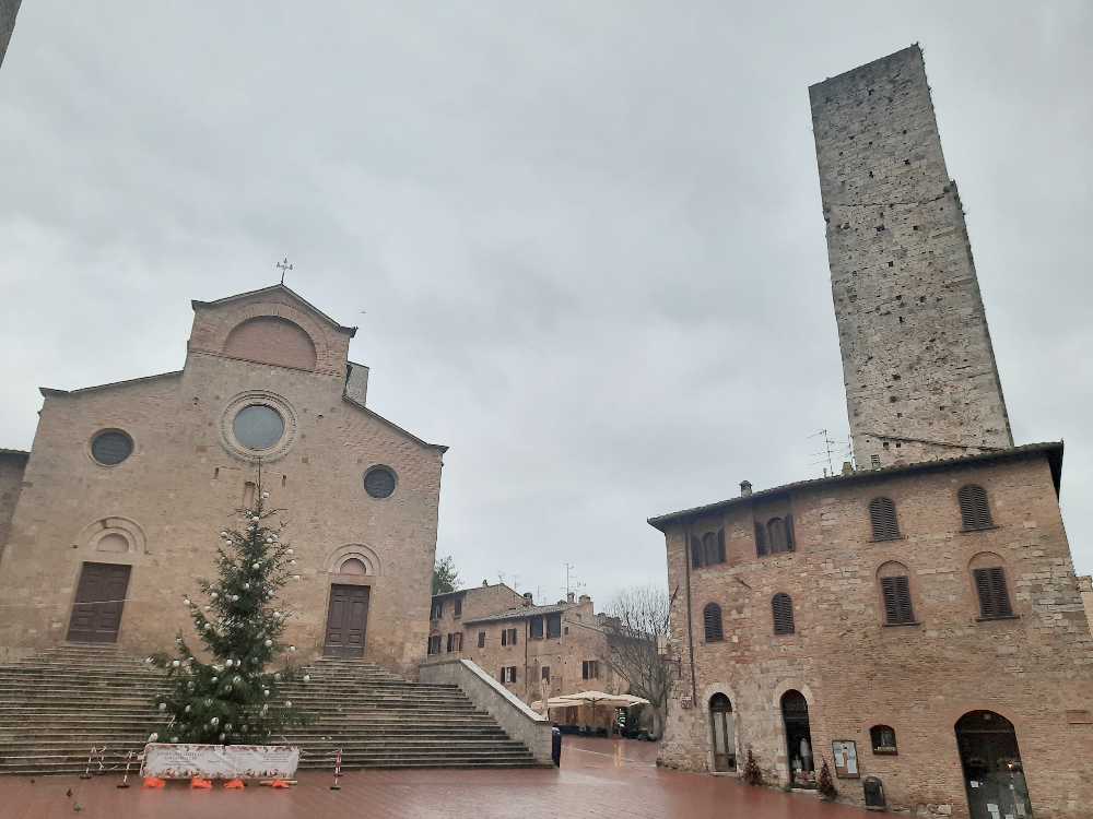 Esploriamo San Gimignano, la celebre città delle 72 torri e della loro storia. 27