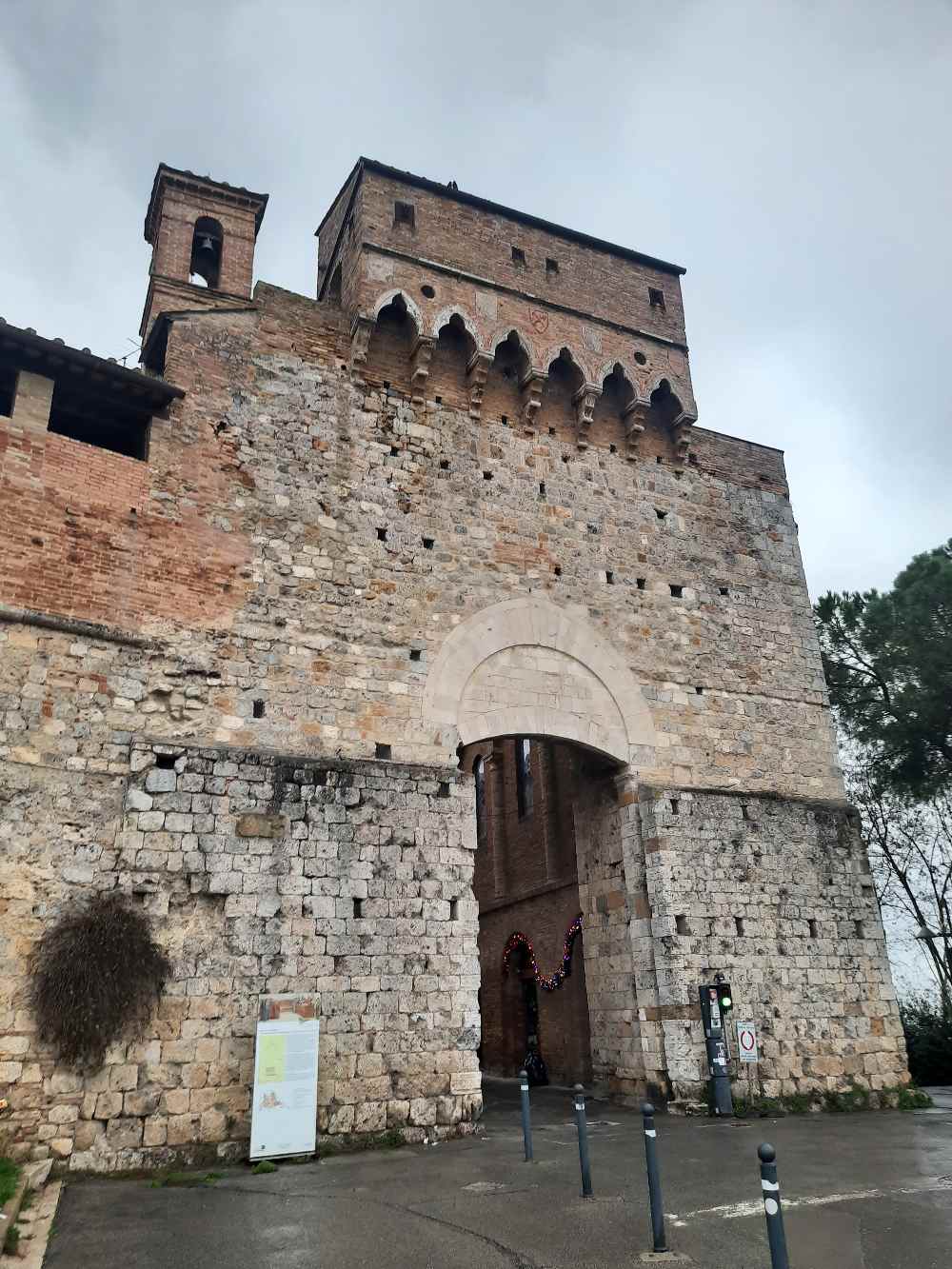 Esploriamo San Gimignano, la celebre città delle 72 torri e della loro storia. 23