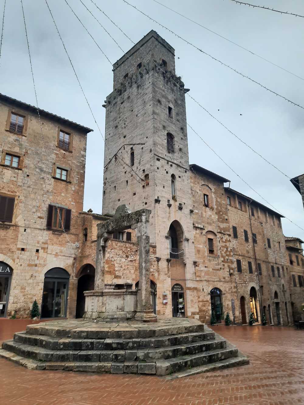 Esploriamo San Gimignano, la celebre città delle 72 torri e della loro storia. 39