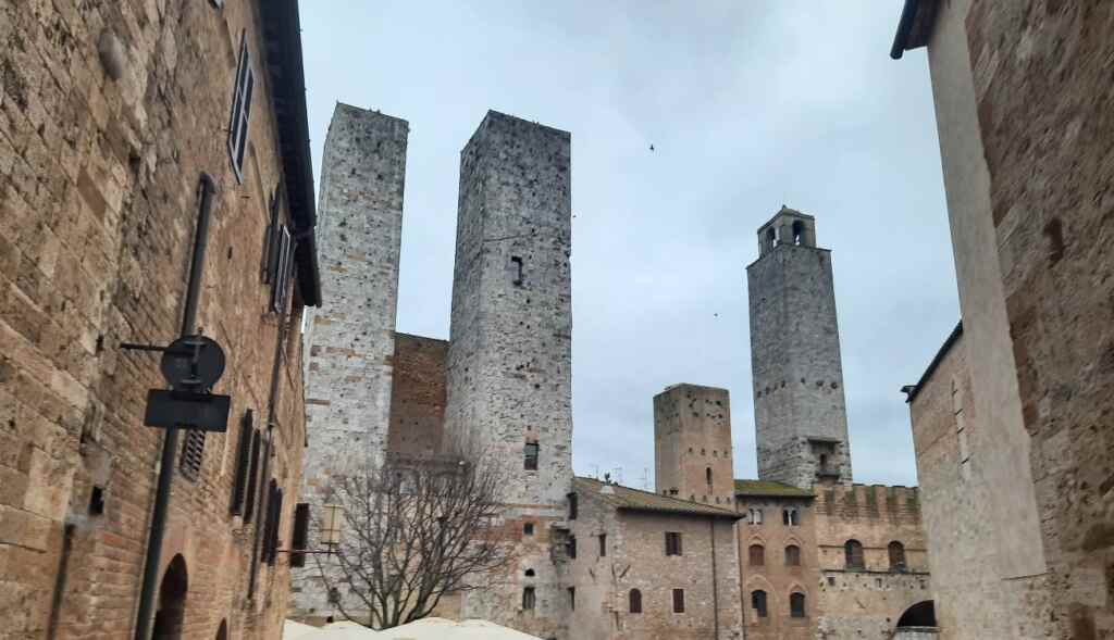 Esploriamo San Gimignano, la celebre città delle 72 torri e della loro storia. 41
