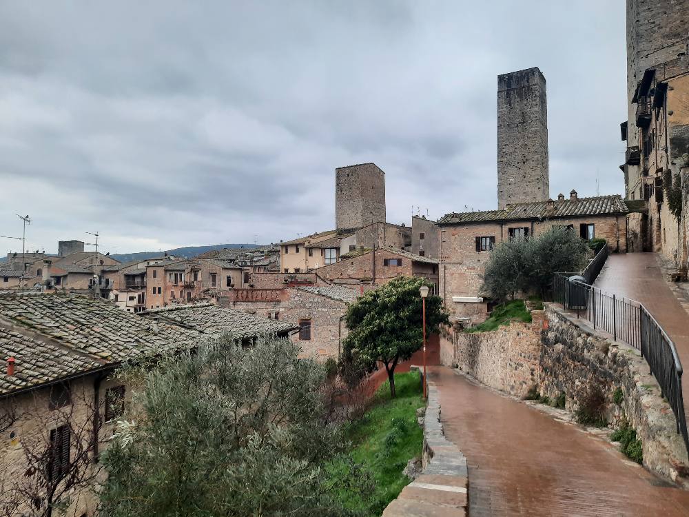 Esploriamo San Gimignano, la celebre città delle 72 torri e della loro storia. 43