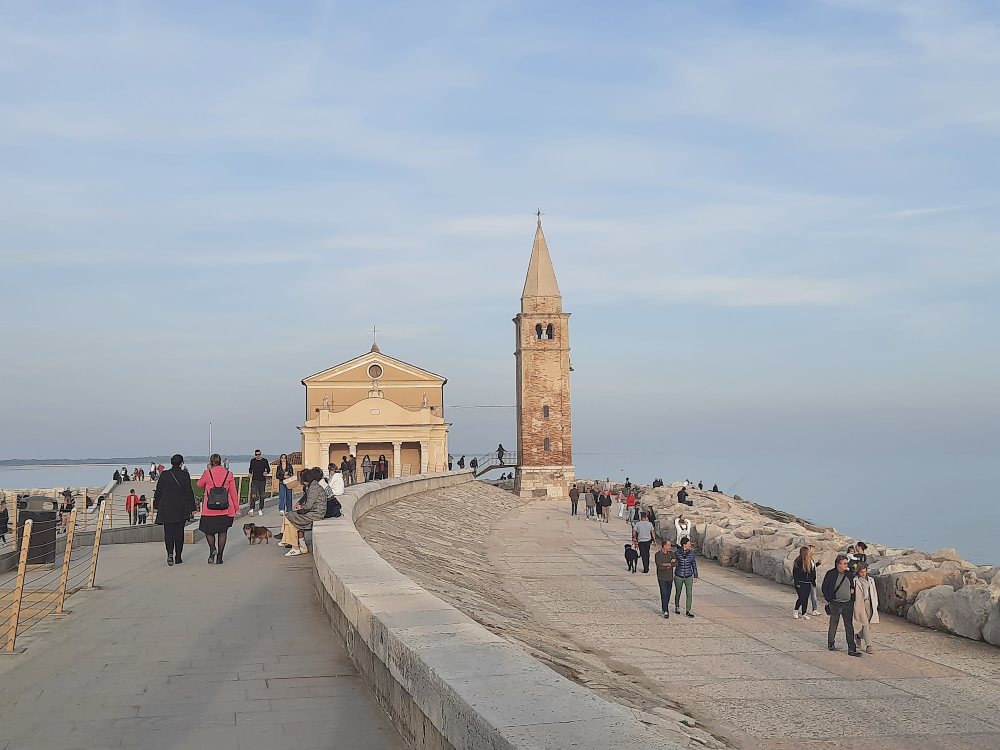 Ho percorso in bicicletta la pista ciclabile dei Casoni di paglia a Caorle, immersa nella natura e nelle tradizioni ancora molto vive. 29
