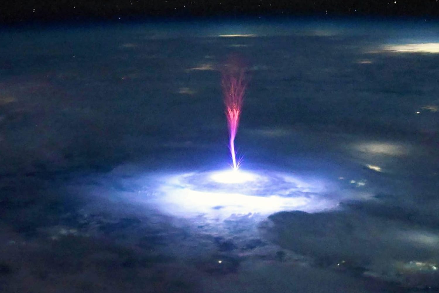 La NASA ha catturato immagini dei misteriosi red sprites dallo spazio: i fulmini rossi sopra le tempeste in una nuova prospettiva. 3