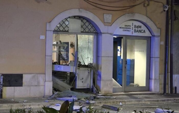 Polla, Assalto Al Bancomat Del Mediocredito Centrale 3