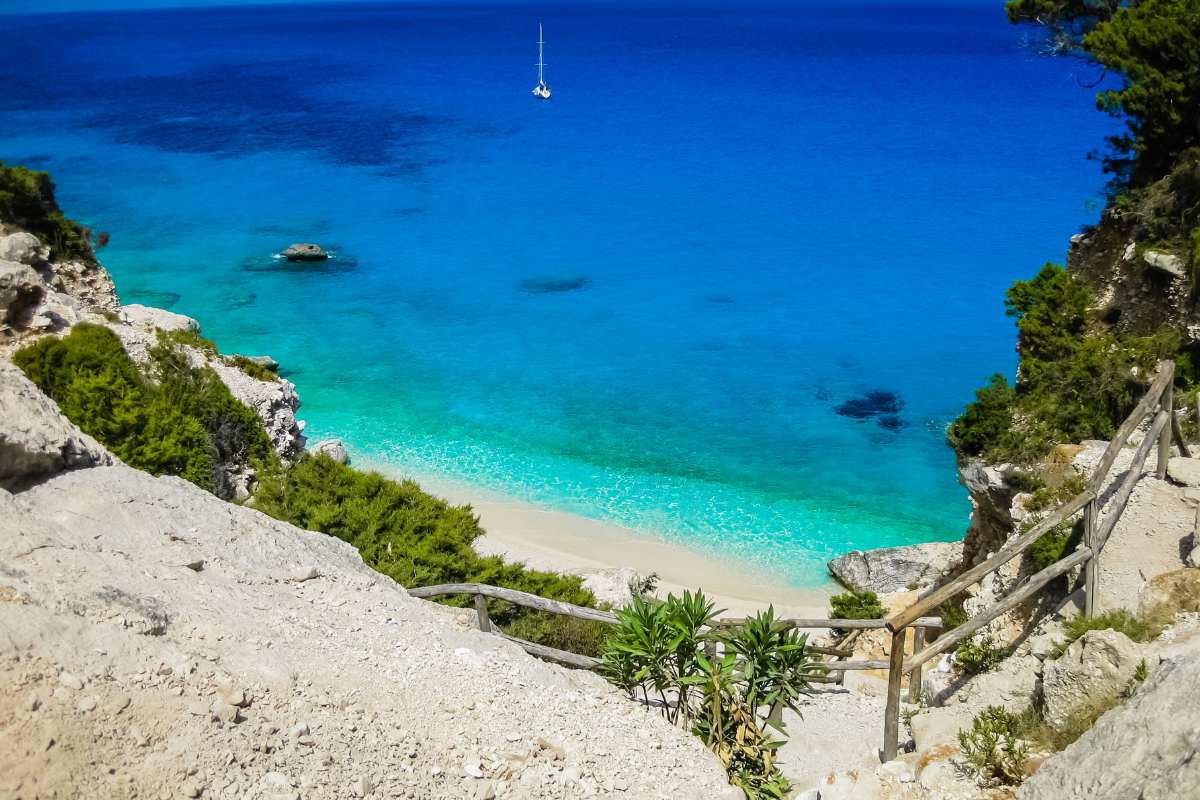 Sardegna 2026: accesso limitato alle spiagge, modalità di prenotazione e costi attuali. 15
