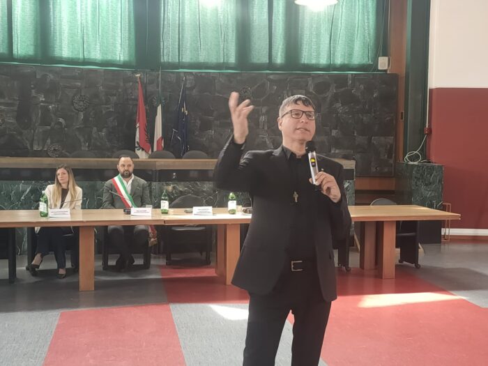 “Spegnete I Cellulari”, L’Appello Di Don Luigi Merola Ai Ragazzi – 5