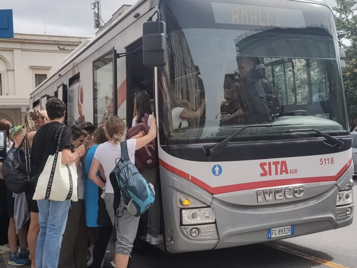 Stop Ai Traghetti Per La Costiera, Caos Alle Fermate Bus Della Stazione Di Salerno 9