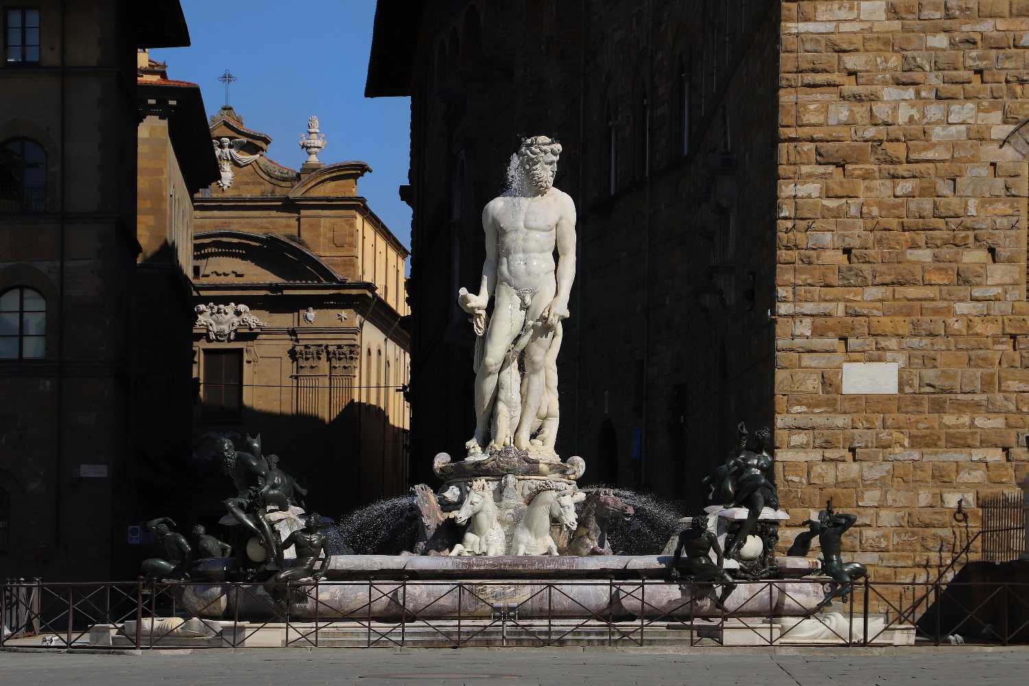 Un uomo scala la Fontana del Nettuno a Firenze per toccare le parti intime: danni stimati in 5000 euro (durante un addio al nubilato) 3