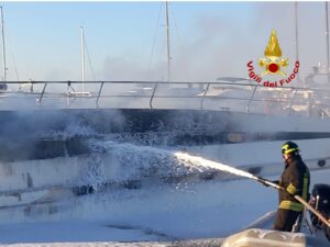 Yacht In Fiamme Al Marina D’Arechi, Intervento Dei Vigili Del Fuoco 7