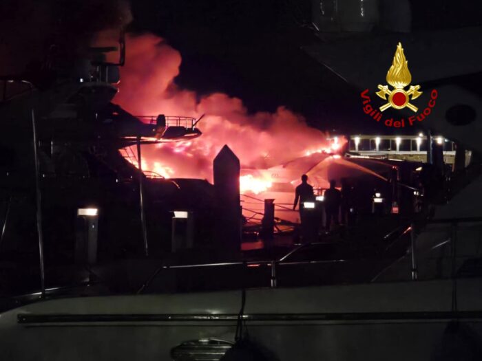 Yacht In Fiamme Al Marina D’Arechi, Intervento Dei Vigili Del Fuoco 5