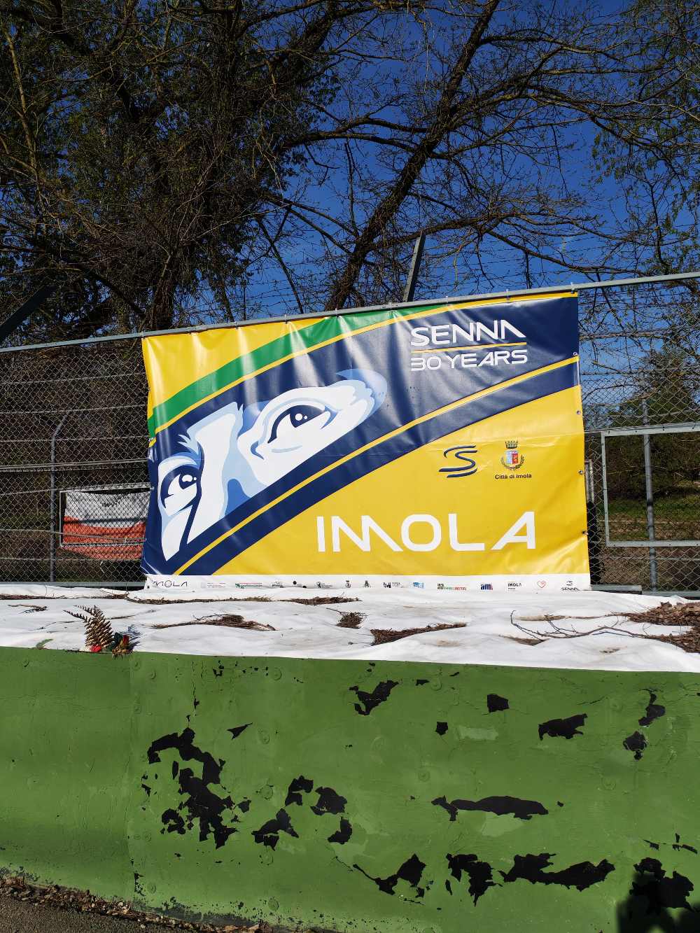 Abbiamo attraversato a piedi il celebre circuito di Imola seguendo le orme di Ayrton Senna, e il suo memoriale ci ha profondamente colpito. 27