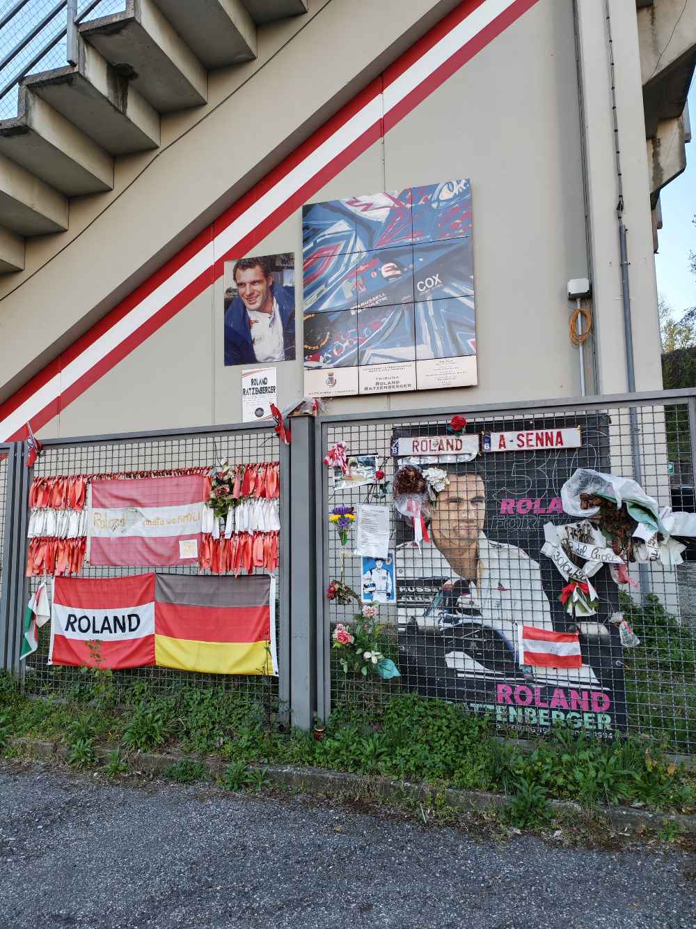 Abbiamo attraversato a piedi il celebre circuito di Imola seguendo le orme di Ayrton Senna, e il suo memoriale ci ha profondamente colpito. 35