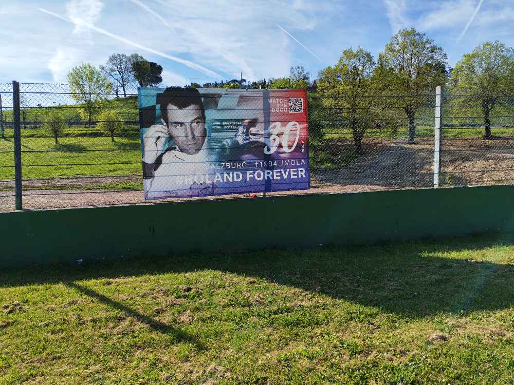 Abbiamo attraversato a piedi il celebre circuito di Imola seguendo le orme di Ayrton Senna, e il suo memoriale ci ha profondamente colpito. 33