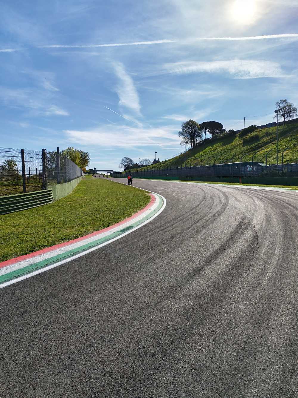 Abbiamo attraversato a piedi il celebre circuito di Imola seguendo le orme di Ayrton Senna, e il suo memoriale ci ha profondamente colpito. 39