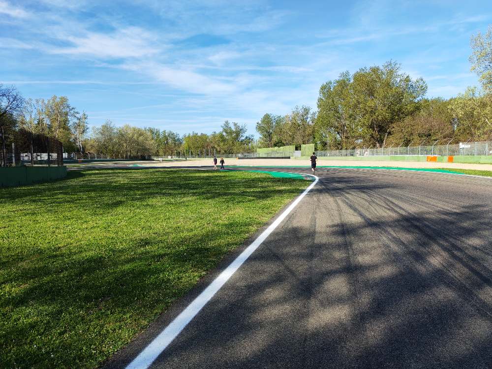 Abbiamo attraversato a piedi il celebre circuito di Imola seguendo le orme di Ayrton Senna, e il suo memoriale ci ha profondamente colpito. 25
