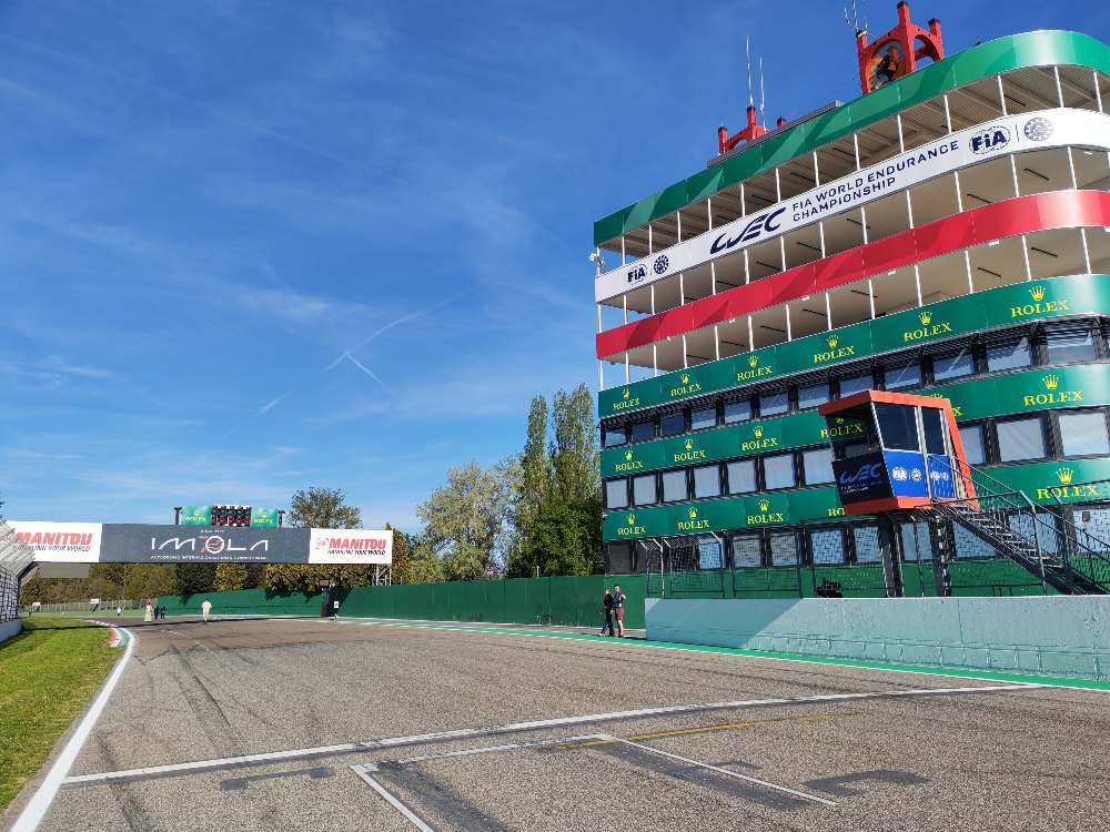 Abbiamo attraversato a piedi il celebre circuito di Imola seguendo le orme di Ayrton Senna, e il suo memoriale ci ha profondamente colpito. 21