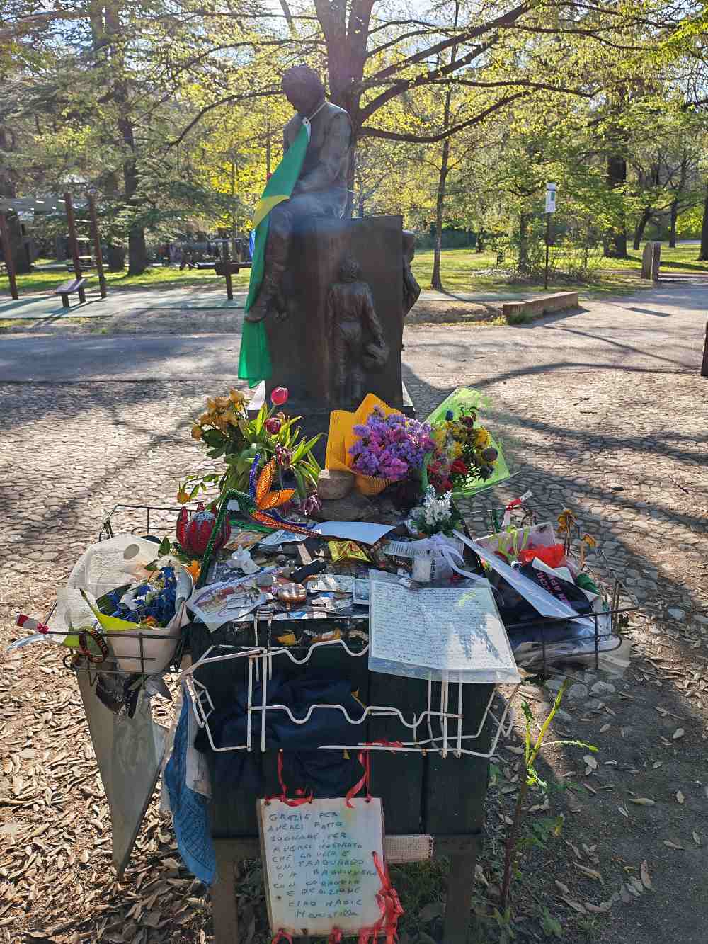 Abbiamo attraversato a piedi il celebre circuito di Imola seguendo le orme di Ayrton Senna, e il suo memoriale ci ha profondamente colpito. 29