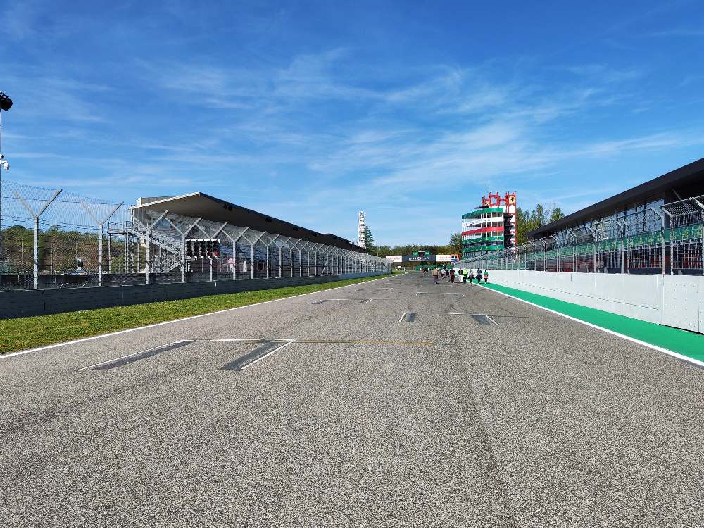 Abbiamo attraversato a piedi il celebre circuito di Imola seguendo le orme di Ayrton Senna, e il suo memoriale ci ha profondamente colpito. 23