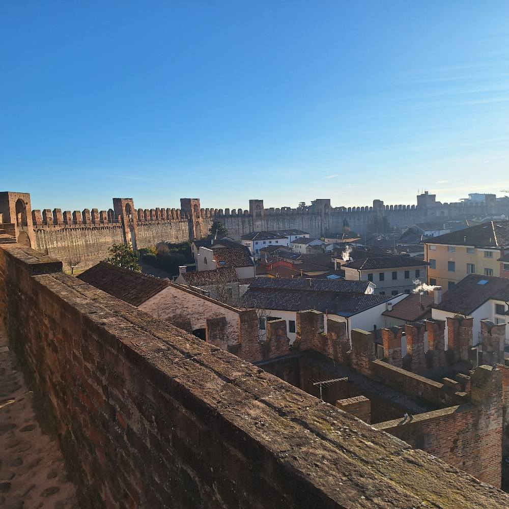 Abbiamo percorso le mura di Cittadella, il villaggio fortificato che consente di camminare sopra la storia a un'altezza di 15 metri. 31