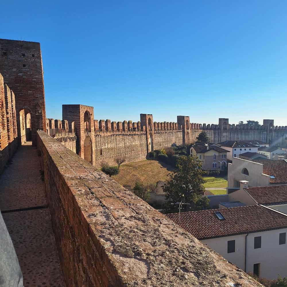 Abbiamo percorso le mura di Cittadella, il villaggio fortificato che consente di camminare sopra la storia a un'altezza di 15 metri. 21