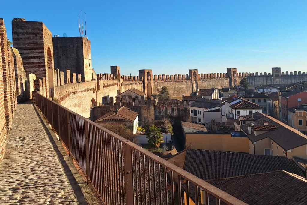 Abbiamo percorso le mura di Cittadella, il villaggio fortificato che consente di camminare sopra la storia a un'altezza di 15 metri. 19