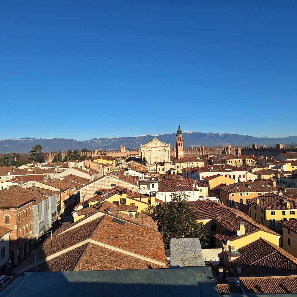 Abbiamo percorso le mura di Cittadella, il villaggio fortificato che consente di camminare sopra la storia a un'altezza di 15 metri. 23